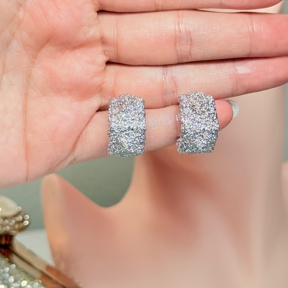 ⚜️ Minimalist  Textured Silver Stud Earrings - Picture 7 of 7